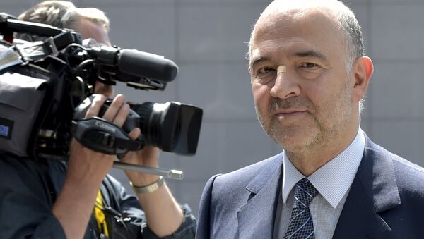 European Economic and Financial Affairs Commissioner Pierre Moscovici arrives to attend an euro zone finance ministers meeting in Brussels, Belgium, July 11, 2015 - Sputnik International