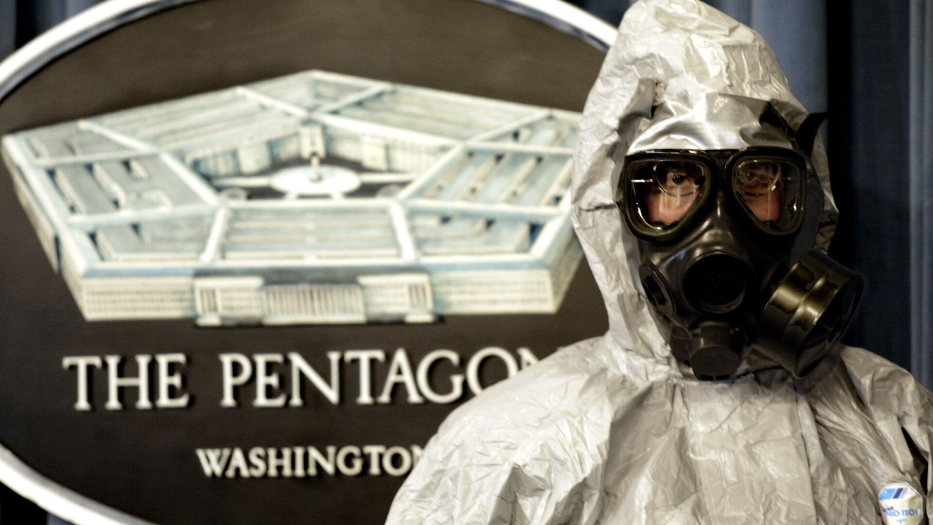 A member of the US Army Technical Escort Unit (TSU) demonstrates a hazmat suit as they show some of their response capabilities to chemical and biologicial operations in support of the US Department of Defense, federal, state, and local agencies 12 November 2002 - Sputnik International, 1920, 26.03.2022