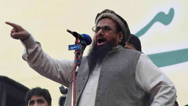 Hafiz Muhammad Saeed (C), head of the banned Pakistani charity organisation, Jamaat-ud-Dawa (JuD) addresses demonstrators during a protest to mark Kashmir Solidarity day in Lahore on February 5, 2015 - Sputnik International