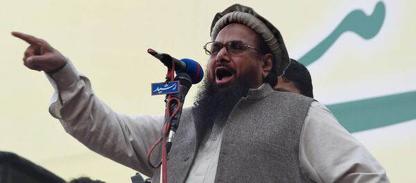 Hafiz Muhammad Saeed (C), head of the banned Pakistani charity organisation, Jamaat-ud-Dawa (JuD) addresses demonstrators during a protest to mark Kashmir Solidarity day in Lahore on February 5, 2015 - Sputnik International