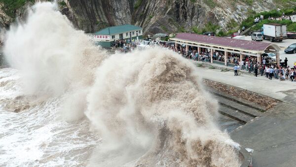 People gather to see huge waves as typhoon Chan-hom comes near Wenling, east China's Zhejiang province on July 10, 2015 - Sputnik International