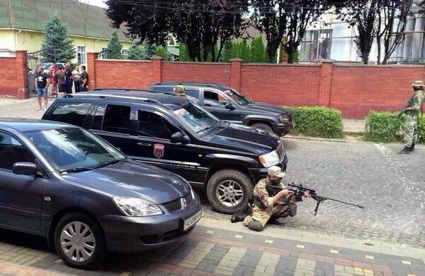 Armed activists of the nationalist militia Right Sector take position in the site of unrest in Mukachevo, Western Ukraine, Saturday, July 11, 2015 - Sputnik International