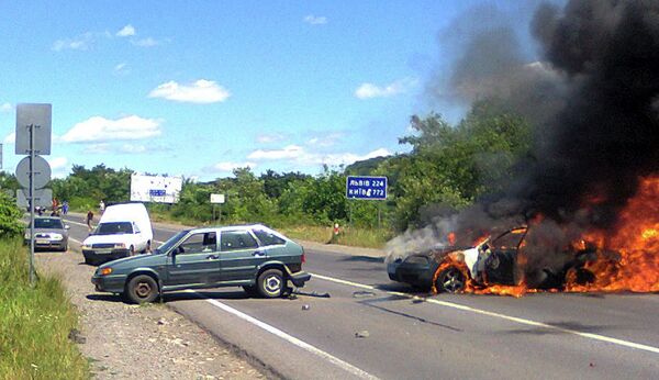 A police car is seen on fire at the site of unrest in Mukachevo, Western Ukraine, Saturday, July 11, 2015 - Sputnik International