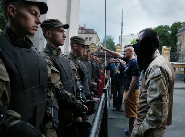 Activists from the Right Sector party confront police who are blocking a street leading to the Ukrainian Presidential administration building in Kiev, Ukraine, Saturday, July 11, 2015 - Sputnik International