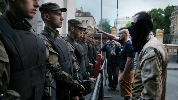 Activists from the Right Sector party confront police who are blocking a street leading to the Ukrainian Presidential administration building in Kiev, Ukraine, Saturday, July 11, 2015 - Sputnik International