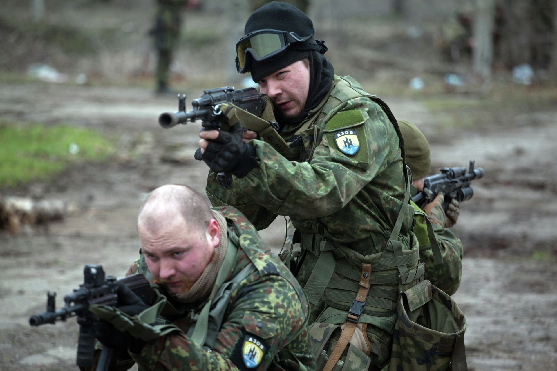 Fighters of the Azov paramilitary battalion, a pro-Ukrainian volunteer armed group, take part in combat drills near the southern Ukrainian city of Mariupol on February 6, 2015 - Sputnik International, 1920, 01.03.2022