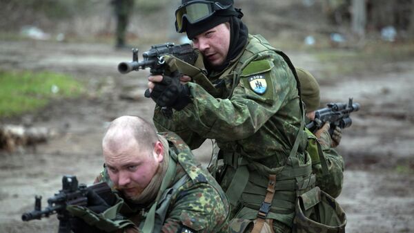 Fighters of the Azov paramilitary battalion, a pro-Ukrainian volunteer armed group, take part in combat drills near the southern Ukrainian city of Mariupol on February 6, 2015 - Sputnik International