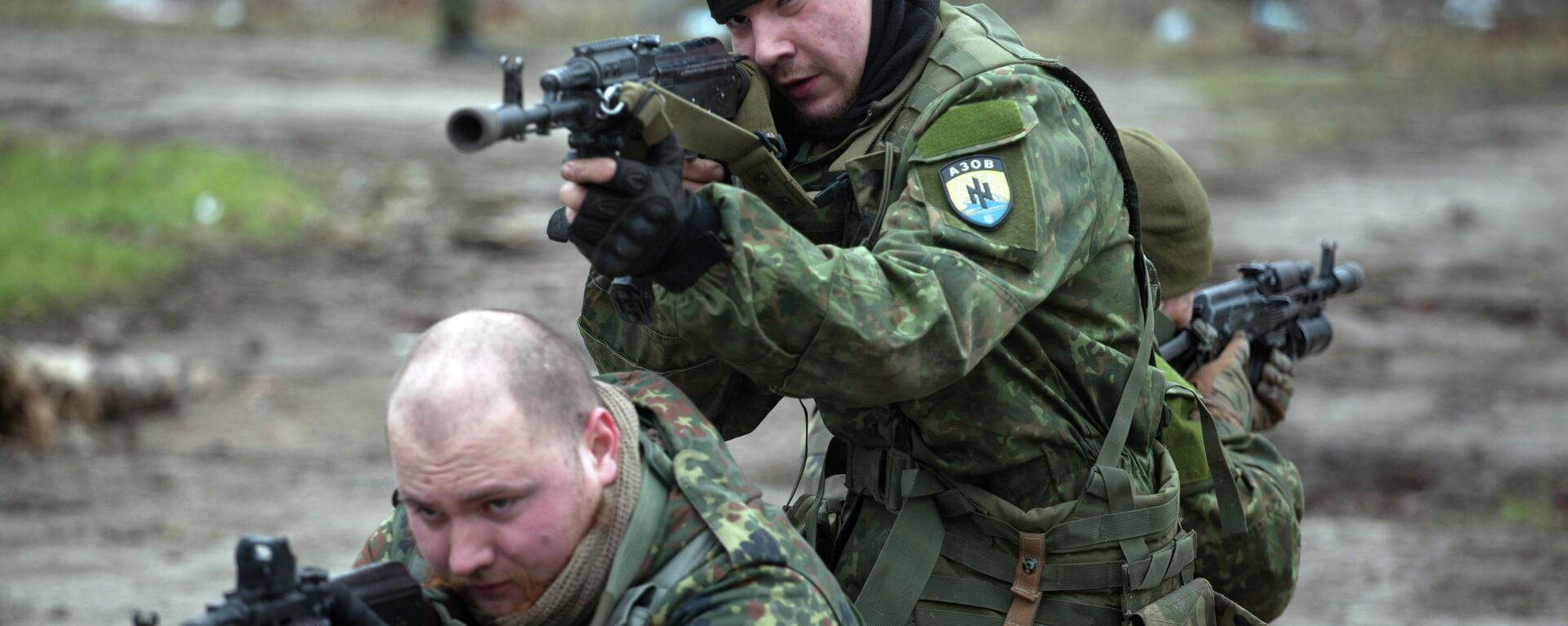 Fighters of the Azov paramilitary battalion, a pro-Ukrainian volunteer armed group, take part in combat drills near the southern Ukrainian city of Mariupol on February 6, 2015 - Sputnik International, 1920, 06.04.2022