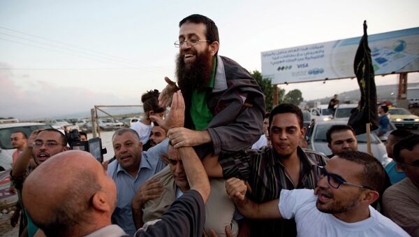 Palestinian Khader Adnan, center, is greeted by Palestinians after his release from an Israeli prison in the West Bank village of Arrabeh near Jenin, Sunday, July 12, 2015 - Sputnik International