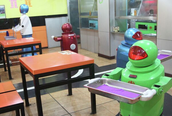 Robots work in a robot-themed restaurant in Harbin, northeast China's Heilongjiang province on January 16, 2013 - Sputnik International