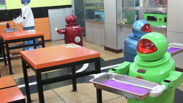 Robots work in a robot-themed restaurant in Harbin, northeast China's Heilongjiang province on January 16, 2013 - Sputnik International