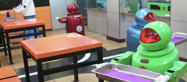 Robots work in a robot-themed restaurant in Harbin, northeast China's Heilongjiang province on January 16, 2013 - Sputnik International