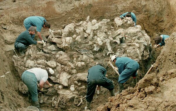Forensic experts from the International war crimes tribunal in the Hague works on a pile of partly decomposed bodies, 24 July 1996 found in a mass grave in the village of Pilica some 300 km northeast of Sarajevo. The victims in the human sculpture is said to be some of the 7000 men missing after Serbs overran the Moslem enclave of Srebrenica in July 1995 Forensic experts from the International war crimes tribunal in the Hague works on a pile of partly decomposed bodies, 24 July 1996 found in a mass grave in the village of Pilica some 300 km northeast of Sarajevo. The victims in the human sculpture is said to be some of the 7000 men missing after Serbs overran the Moslem enclave of Srebrenica in July 1995 - Sputnik International