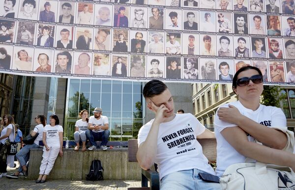People wait under a banner showing portraits of victims during the Srebrenica Peace March (Mars Mira), in The Hague on July 11, 2015, in remembrance of the victims of the 1995 Srebrenica massacre People wait under a banner showing portraits of victims during the Srebrenica Peace March (Mars Mira), in The Hague on July 11, 2015, in remembrance of the victims of the 1995 Srebrenica massacre - Sputnik International