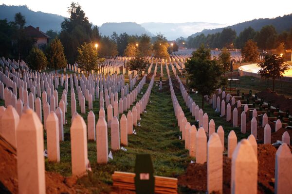 Gravestones are seen at sunrise at a memorial complex near Srebrenica, 150 kilometers (94 miles) northeast of Sarajevo, Bosnia and Herzegovina, Saturday, July 11, 2015 Gravestones are seen at sunrise at a memorial complex near Srebrenica, 150 kilometers (94 miles) northeast of Sarajevo, Bosnia and Herzegovina, Saturday, July 11, 2015 - Sputnik International