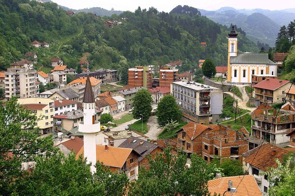 This March 2005 file photo shows a general view of the eastern Bosnian town of Srebrenica, with its mosque (L) and Orthodox church (R) This March 2005 file photo shows a general view of the eastern Bosnian town of Srebrenica, with its mosque (L) and Orthodox church (R) - Sputnik International