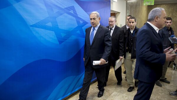 Israel's Prime Minister Benjamin Netanyahu (L) arrives at the weekly cabinet meeting at his office in Jerusalem July 12, 2015 - Sputnik International