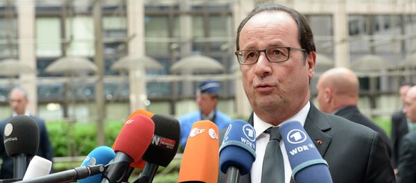 French President Francois Hollande gives a press point as he arrives for a meeting in Brussels of the leaders of the 19 countries that use the euro, on July 12, 2015 - Sputnik International
