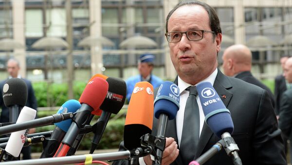French President Francois Hollande gives a press point as he arrives for a meeting in Brussels of the leaders of the 19 countries that use the euro, on July 12, 2015 - Sputnik International