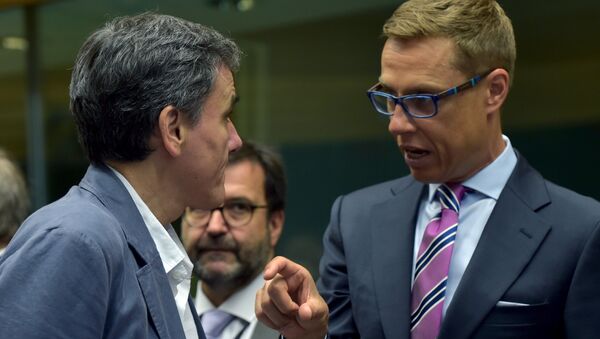 Greek Finance Minister Euclid Tsakalotos (L) chats Finland's Finance Minister Alexander Stubb during an euro zone finance ministers' meeting on the situation in Greece, in Brussels, Belgium, July 12, 2015 - Sputnik International