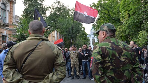 Members of the Pravy Sektor movement and their supporters rally in front of the Presidents administration in Kiev on July 11, 2015, in support of their comrades - Sputnik International