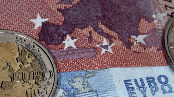 This photo taken in Athens on July 11, 2015 the map of Europe represented on a euro coin and banknotes - Sputnik International