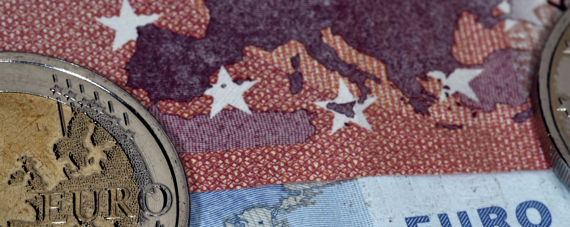 This photo taken in Athens on July 11, 2015 the map of Europe represented on a euro coin and banknotes - Sputnik International, 1920, 25.12.2021