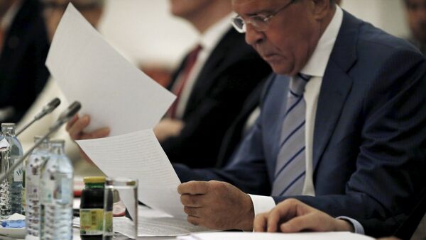 Russian Foreign Minister Sergei Lavrov reads documents during a meeting with foreign ministers and delegations from Germany, France, China, Britain, the U.S. and the European Union at a hotel in Vienna, Austria July 13, 2015 - Sputnik International