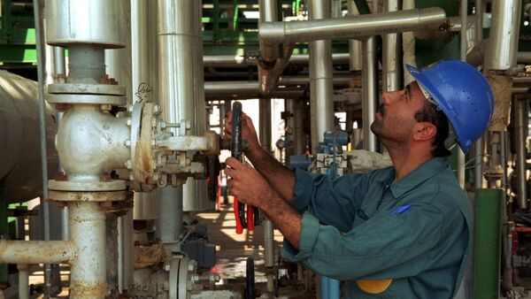 An Iranian works at a petrochemical plant in the Gulf port of Bandar Khomeini in southwestern Iran - Sputnik International