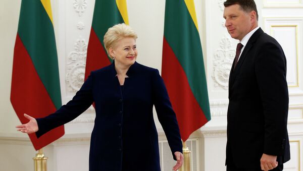 Dalia Grybauskaite and Raimonds Vejonis - Sputnik International