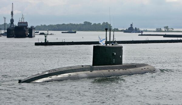 One of Russia's Varshavyanka class diesel-electric submarines navigates at a harbor in Russia's Baltic enclave of Kaliningrad, in this Sunday, July 30, 2007, file photo. - Sputnik International