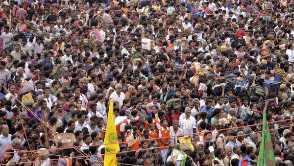Devotees crowd to attend the Maha Pushkaralu, a Hindu festival, on the banks of river Godavari at Rajahmundry in Andhra Pradesh, India, July 14, 2015 - Sputnik International