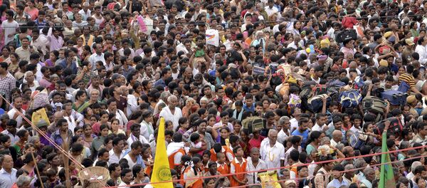 Devotees crowd to attend the Maha Pushkaralu, a Hindu festival, on the banks of river Godavari at Rajahmundry in Andhra Pradesh, India, July 14, 2015 Devotees crowd to attend the Maha Pushkaralu, a Hindu festival, on the banks of river Godavari at Rajahmundry in Andhra Pradesh, India, July 14, 2015 - Sputnik International