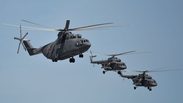 A Mil Mi-26 Halo and Mil Mi-8 Hip helicopters - Sputnik International