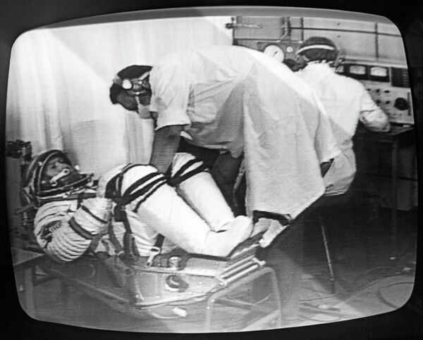 Alexey Leonov's equipment being inspected before spacecraft take-off Alexey Leonov's equipment being inspected before spacecraft take-off - Sputnik International