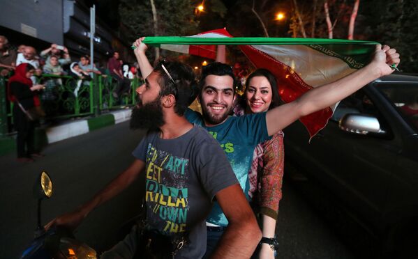 Dancing in the Street: Iranians Celebrate Nuclear Deal - Sputnik International