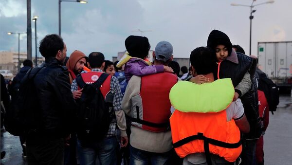 Temporary detained migrants walk at the port at Greek island of Kos - Sputnik International