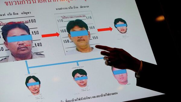 An official from Thailand's Department of Special Investigation points at a chart showing suspects in a human trafficking ring during a news conference in Bangkok, Thailand, Wednesday, July 1, 2015. - Sputnik International