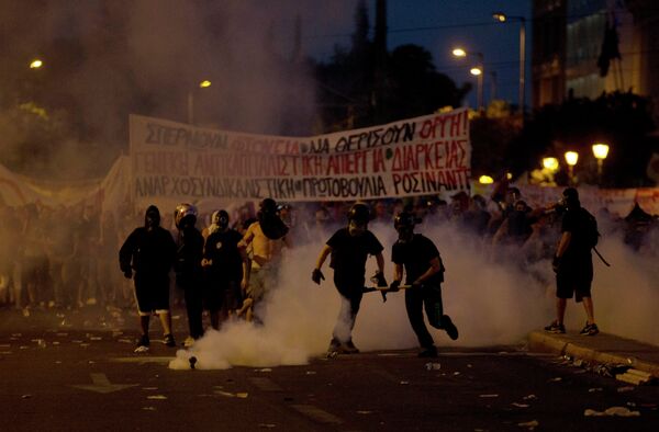 Anti-austerity protesters clash with riot police during a rally in Athens, Wednesday, July 15, 2015 - Sputnik International