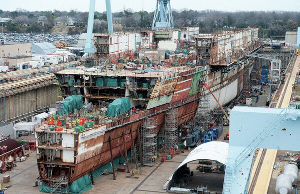 Construction of the USS Ford at the Newport News naval yard in 2012. - Sputnik International