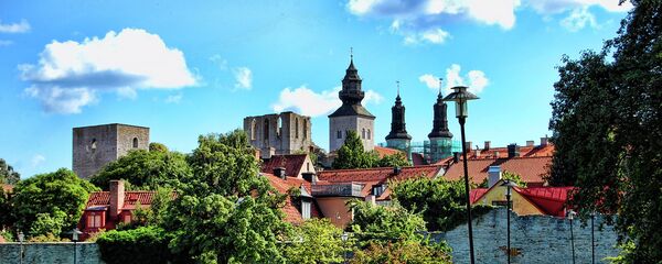 Walking towards the walls of old Visby, Gotland Island Walking towards the walls of old Visby, Gotland Island - Sputnik International