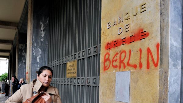A woman passes by the Bank of Greece headquarters where 'Greece' was changed to 'Berlin' - Sputnik International