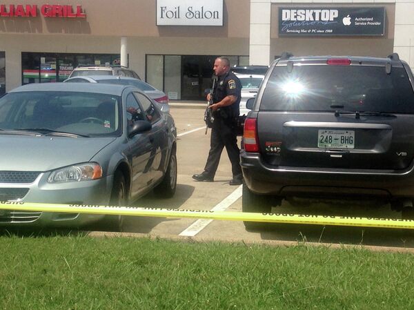 Authorities work an active shooting scene on amincola highway near the Naval Reserve Center, in Chattanooga, Tenn. on Thursday, July 16, 2015.  - Sputnik International
