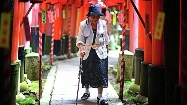 Elderly Japanese woman makes the long inclined walk up to the top of Fushimi Inari. - Sputnik International
