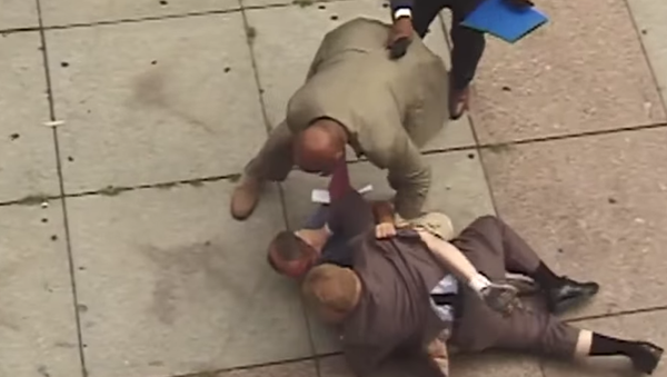 WATCH: Philly Mayor Steps in to Lend a Hand as Cop Beats Up Homeless Man - Sputnik International