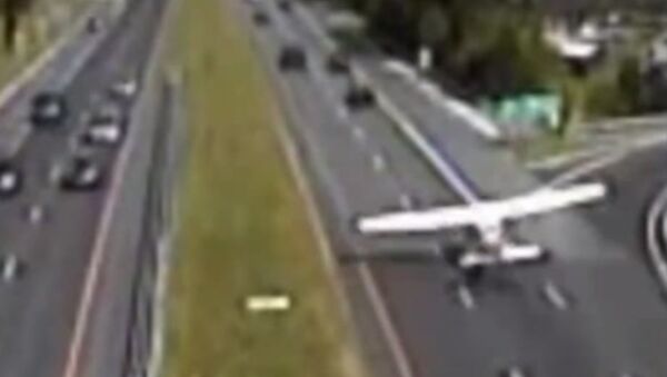 Small Plane Lands on NJ Highway - Sputnik International