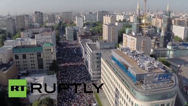 Russia: Drone captures massive Eid al-Fitr celebrations in Moscow - Sputnik International
