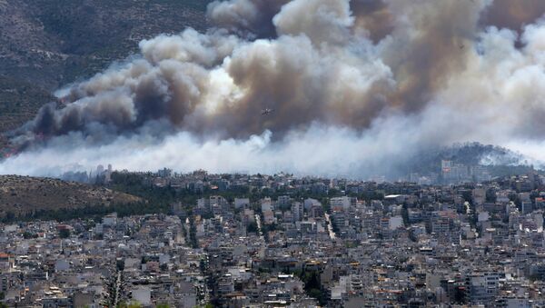 A helicopter flies over a fire on the mountain of Ymittos in the eastern suburbs of Athens on Friday, July 17, 2015 - Sputnik International