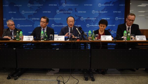 World Bank President Jim Yong Kim (C) speaks at a press conference in Beijing on July 17, 2015 - Sputnik International