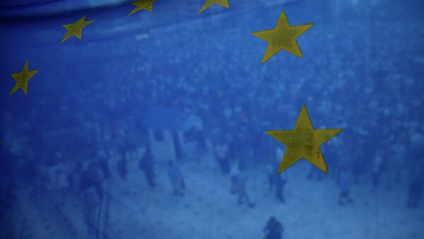 Protesters are seen through a European Union flag during a rally in front of the parliament in Athens, Greece, on Thursday, June 18, 2015 - Sputnik International